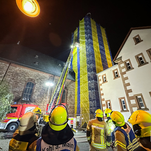 Einsatzübung der Freiwilligen Feuerwehr Kahl am Kirchturm